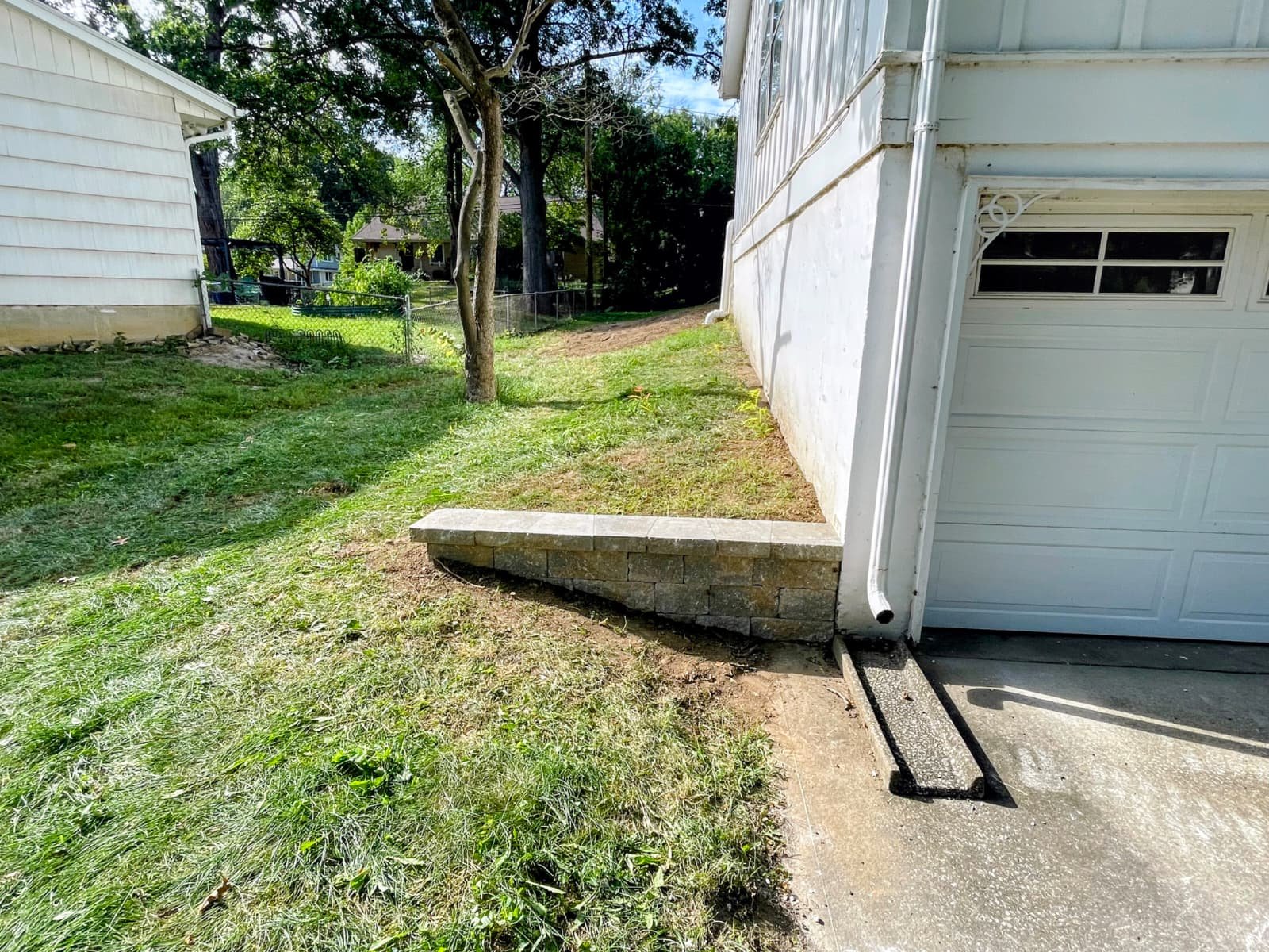 Wall with integrated stairs